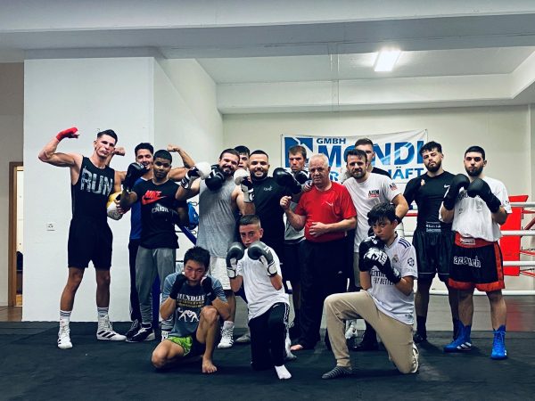 Gruppenfoto bei Azem Kampfsport in Wil für Boxen, Thaiboxen und Kickboxen.