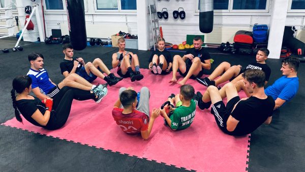 Gruppenfoto bei Azem Kampfsport in Wil für Boxen, Thaiboxen und Kickboxen.