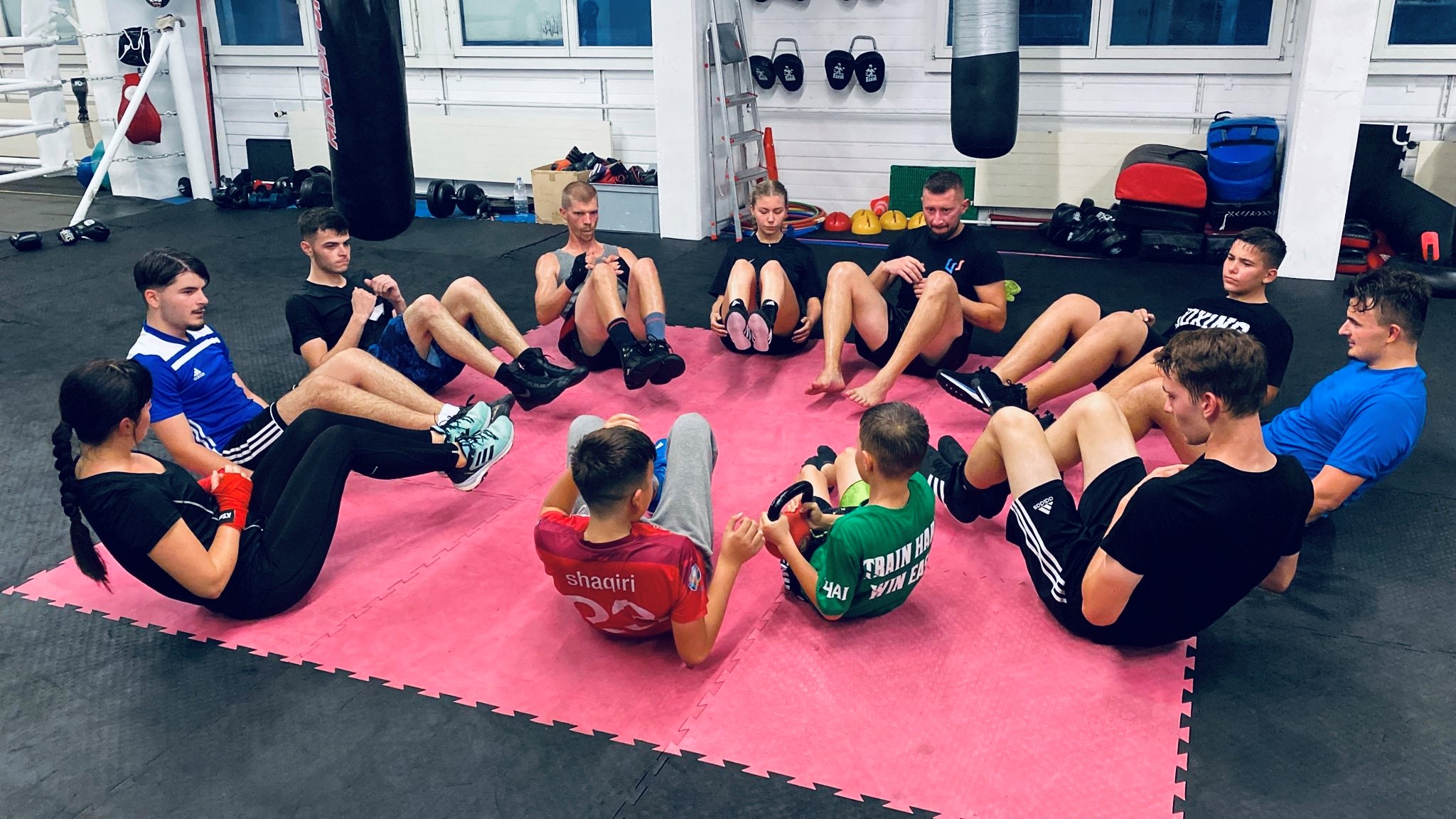 Gruppenfoto bei Azem Kampfsport in Wil für Boxen, Thaiboxen und Kickboxen.