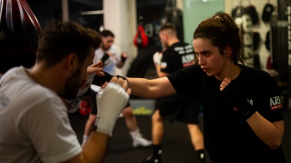 Kämpferin weicht Schlag aus und kontert im Boxtraining