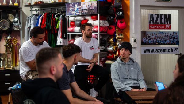 Teammeeting bei AZEM Kampfsport in der Trainingspause