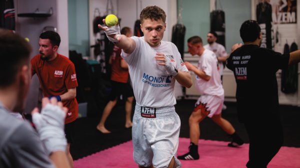 Junger Kampfsportler bei AZEM beim Techniktraining mit Tennisball im Boxstudio