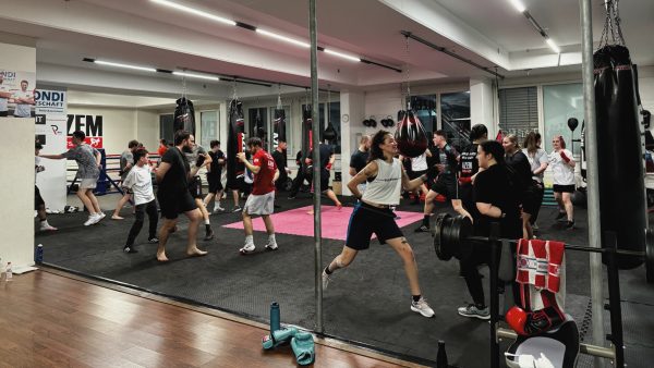 Trainingseinheit im AZEM Kampfsport Gym mit vielen aktiven Teilnehmern