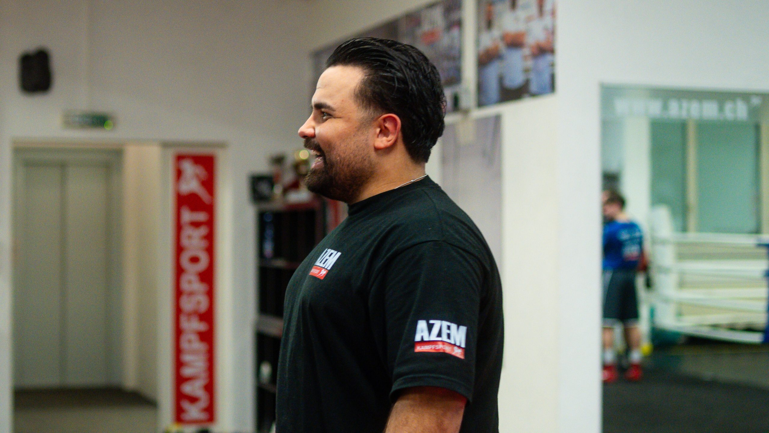 Trainer lacht während des Unterrichts im AZEM Kampfsportzentrum.