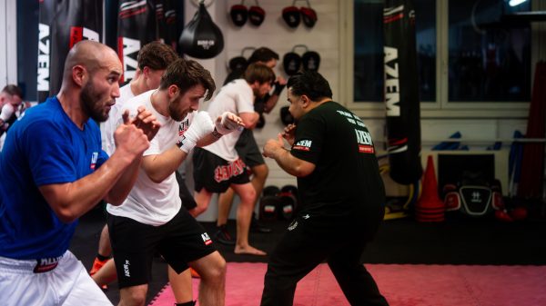 Gruppentraining mit Boxübungen unter Anleitung des Trainers.