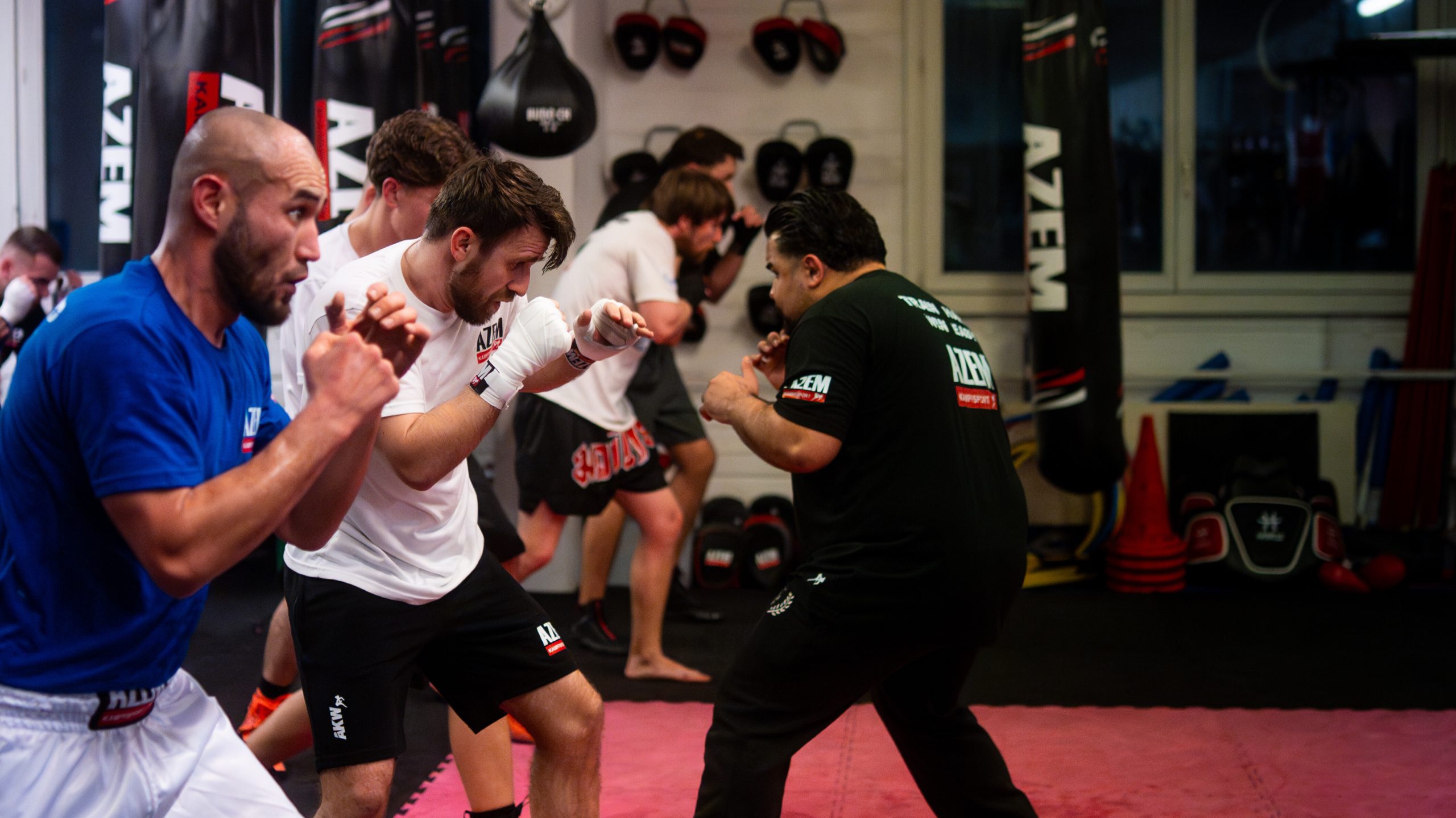 Gruppentraining mit Boxübungen unter Anleitung des Trainers.