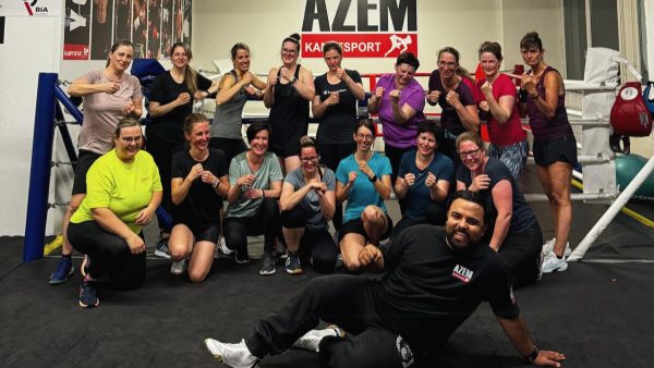 Selbstbewusste Frauen bei AZEM im Training