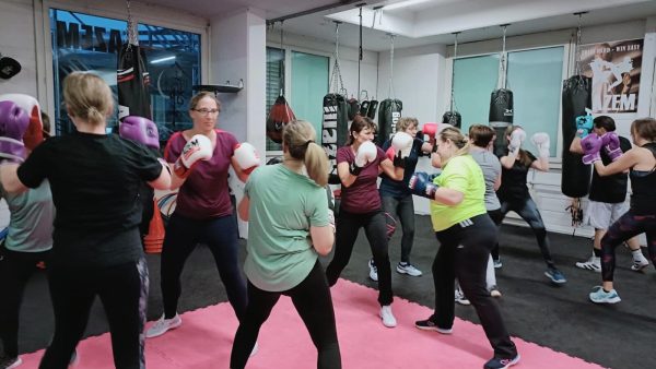 Frauen beim aktiven Boxtraining