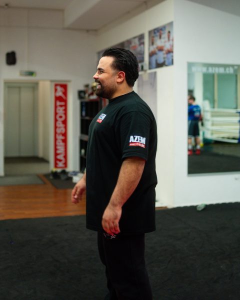 Trainer lacht während des Unterrichts im AZEM Kampfsportzentrum.