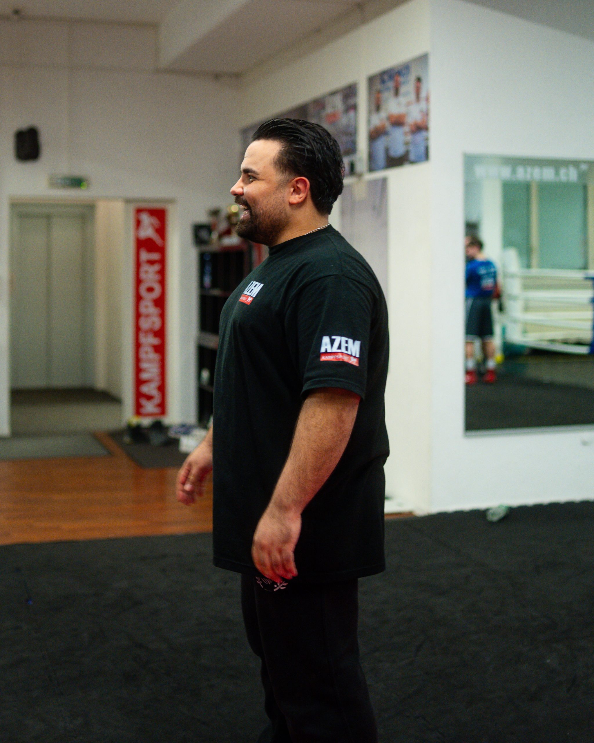 Trainer lacht während des Unterrichts im AZEM Kampfsportzentrum.