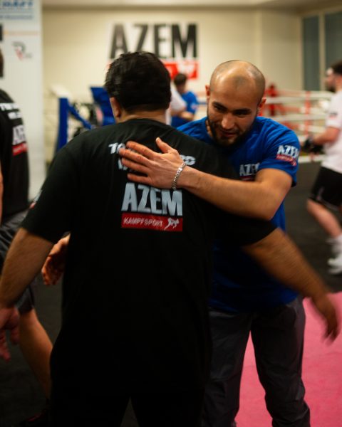 Sportler umarmen sich nach dem Training im AZEM Gym.