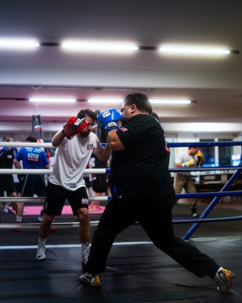 Zwei Boxer im Sparring mit roter und blauer Ausrüstung.