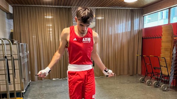 Boxtrainer begleitet Kämpfer im Ring bei Boxevent | Azem Kampfsport