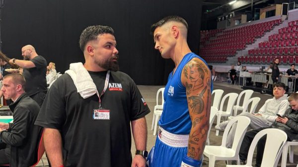 Trainer spricht mit Boxer vor Kampf beim Boxevent | Webface