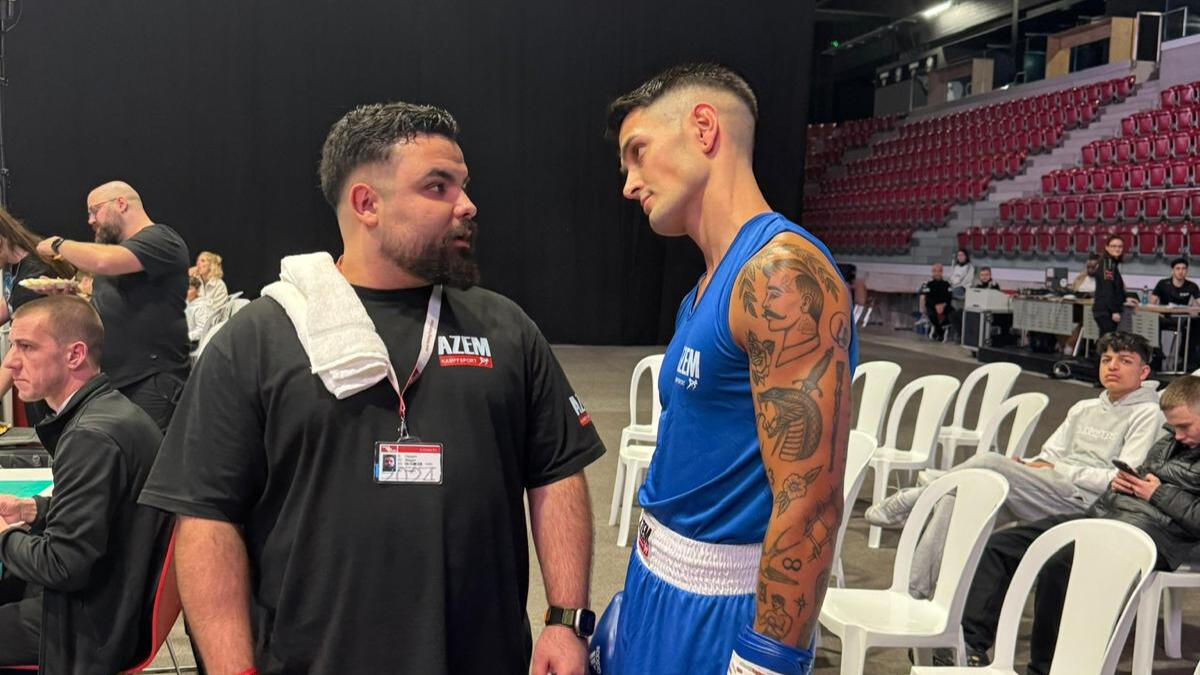 Trainer spricht mit Boxer vor Kampf beim Boxevent | Webface