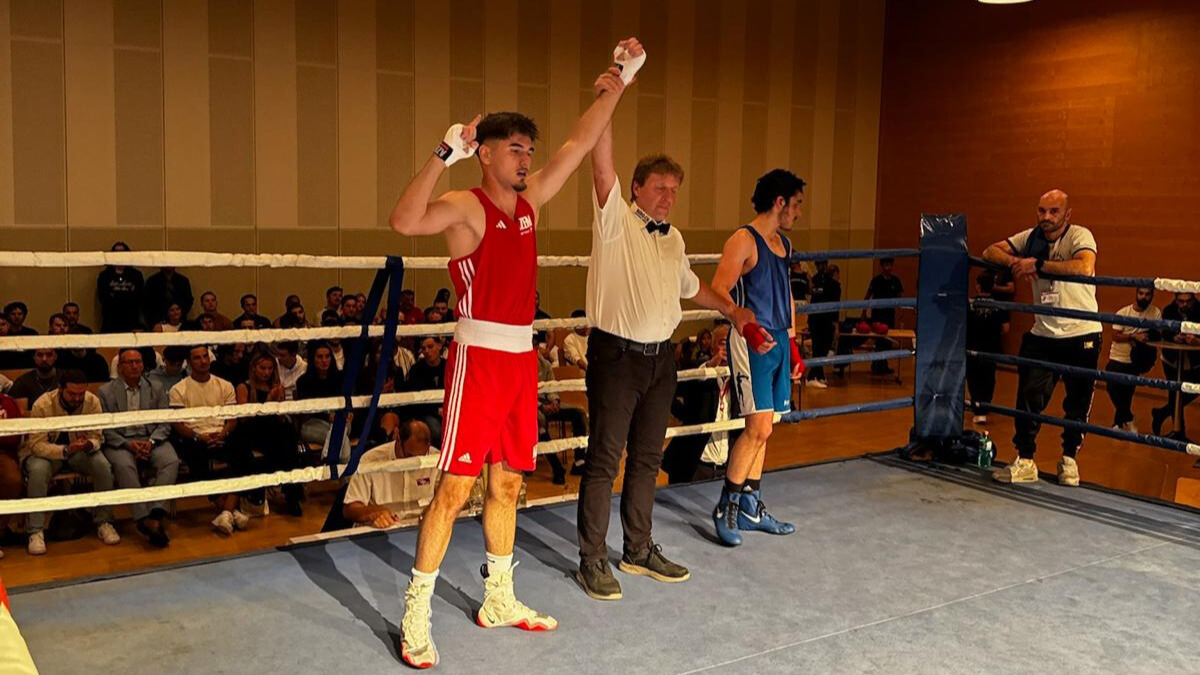 Siegerpose im Boxring beim offiziellen Kampf | Webface