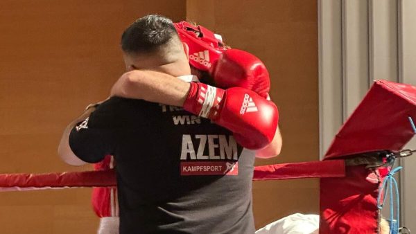 Trainer umarmt siegreichen Boxer im Ring | Webface