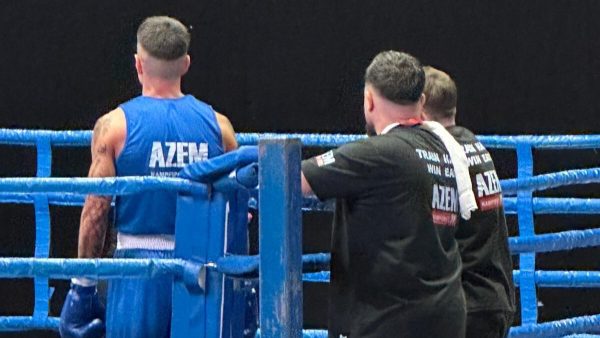 Trainerteam begleitet Boxer im Ring bei Event | Webface