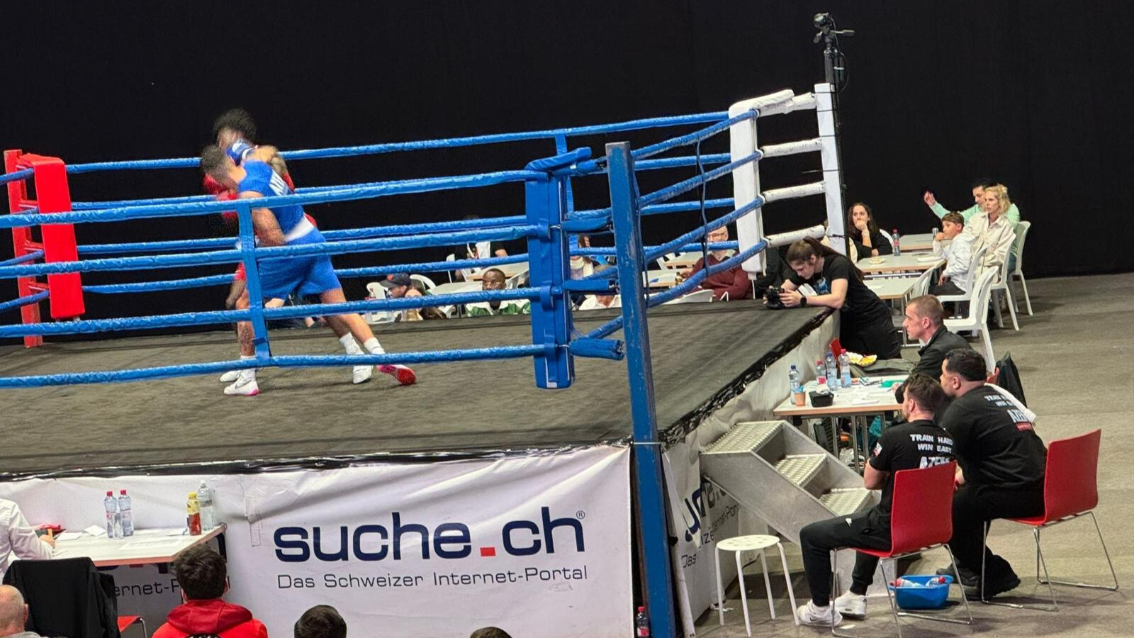 Boxkampf im Ring – Azem Kämpfer greift an | Webface