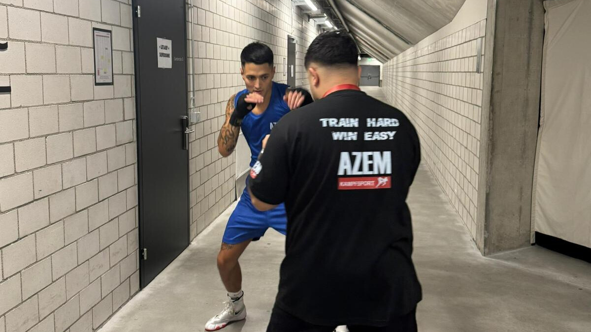 Warm-up im Gang – Azem Kämpfer trainiert vor Kampf | Webface