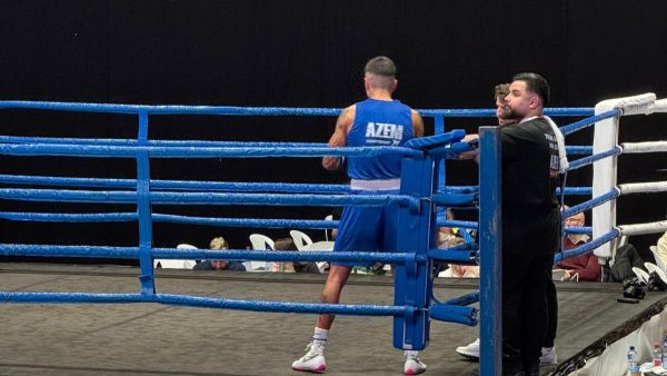 Azem Trainer beobachtet den Ring bei Boxevent | Azem Kampfsport