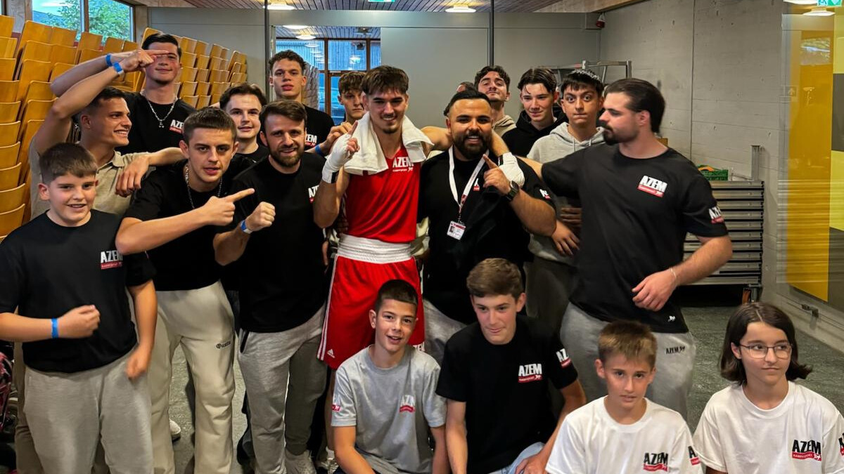 Azem Kampfsport Trainer an der Seite des Boxers | Azem Kampfsport