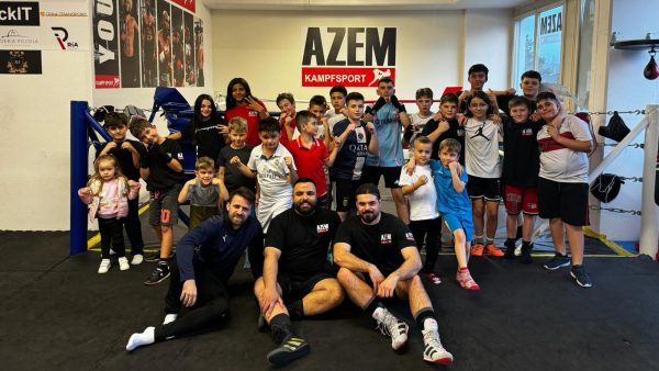 Kampfsportgruppe Kinder und Trainer im AZEM Gym | AZEM KAMPFSPORT