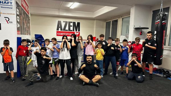 Kindergruppe mit Trainer im AZEM Gym beim Kampfsporttraining | AZEM KAMPFSPORT
