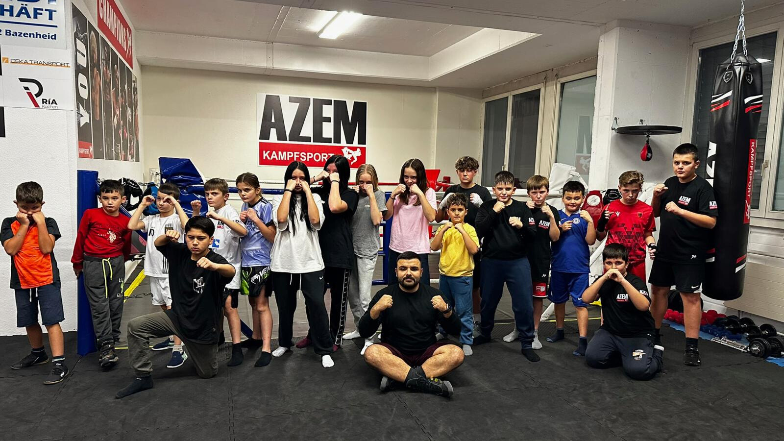 Kindergruppe mit Trainer im AZEM Gym beim Kampfsporttraining | AZEM KAMPFSPORT