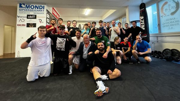 Boxteam mit generationsübergreifendem Training im AZEM Gym | AZEM KAMPFSPORT
