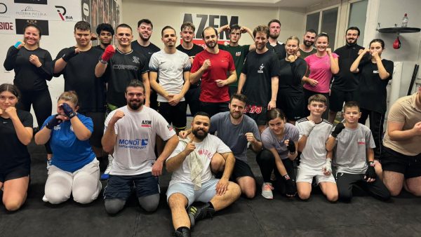 Junge Boxerinnen und Boxer posieren nach dem Training im Boxring des AZEM Clubs | AZEM KAMPFSPORT