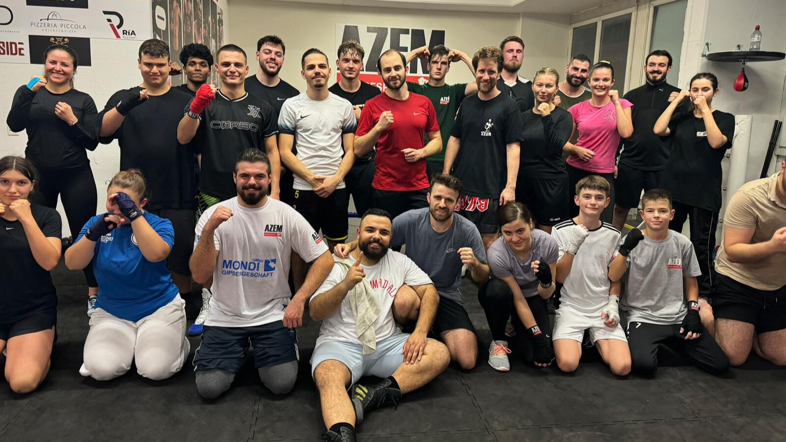 Junge Boxerinnen und Boxer posieren nach dem Training im Boxring des AZEM Clubs | AZEM KAMPFSPORT
