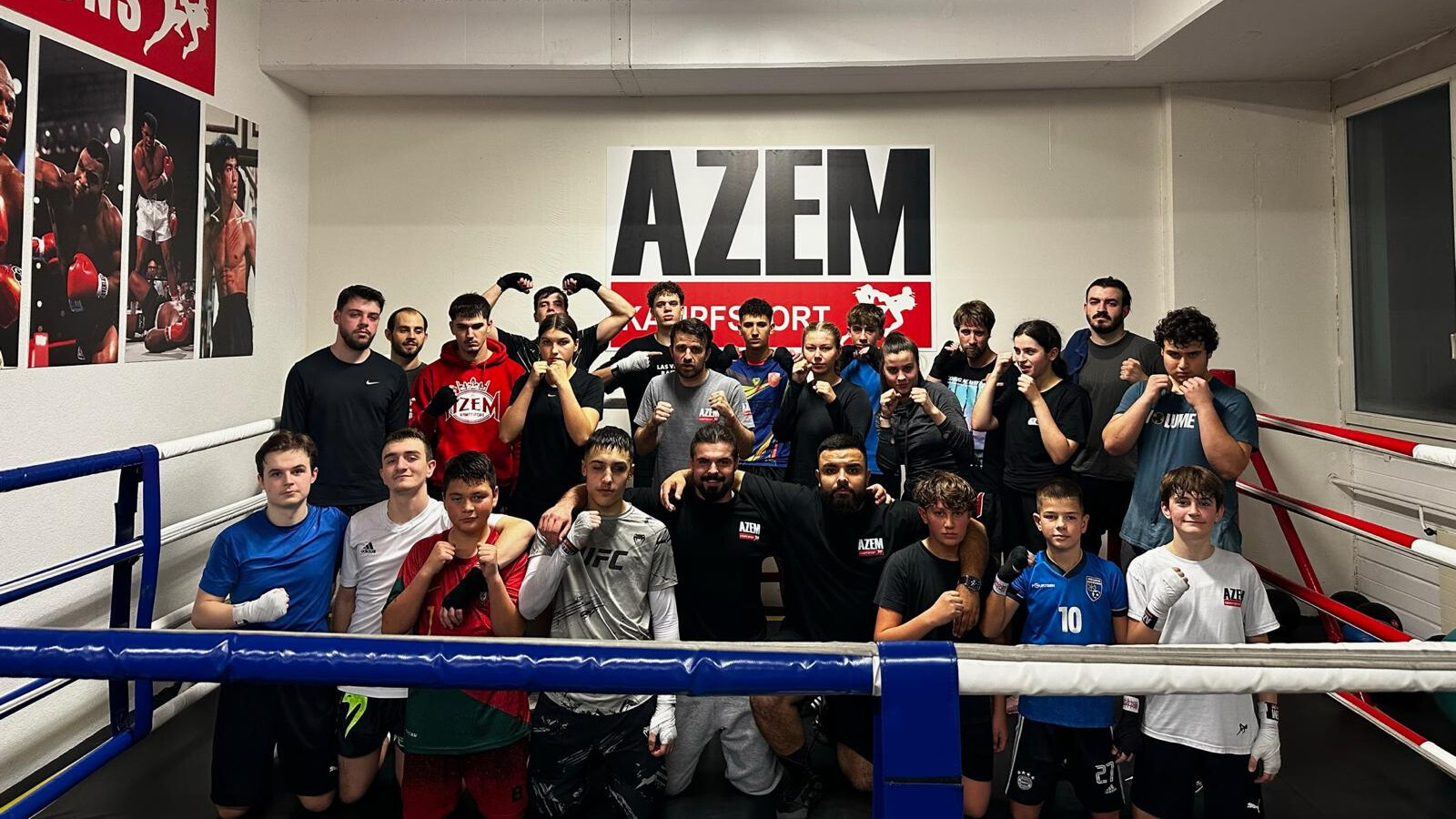 Trainingsgruppe von Jugendlichen und Erwachsenen im Boxclub AZEM in St.Gallen | AZEM KAMPFSPORT