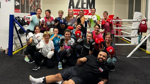 Boxsporttraining im AZEM Gym mit grosser gemischter Gruppe und professioneller Ausrüstung | AZEM KAMPFSPORT