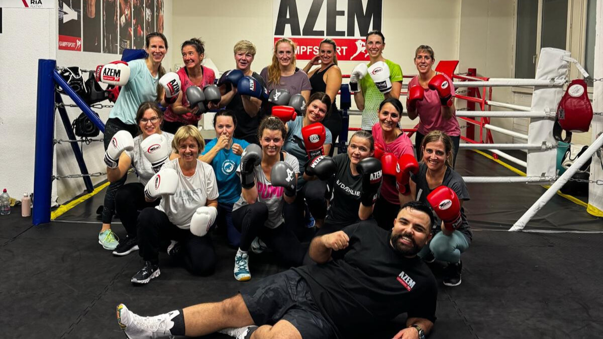 Boxsporttraining im AZEM Gym mit grosser gemischter Gruppe und professioneller Ausrüstung | AZEM KAMPFSPORT