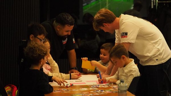 Frauenboxen Gruppe mit Trainer im Boxclub AZEM nach dem erfolgreichen Training | AZEM KAMPFSPORT