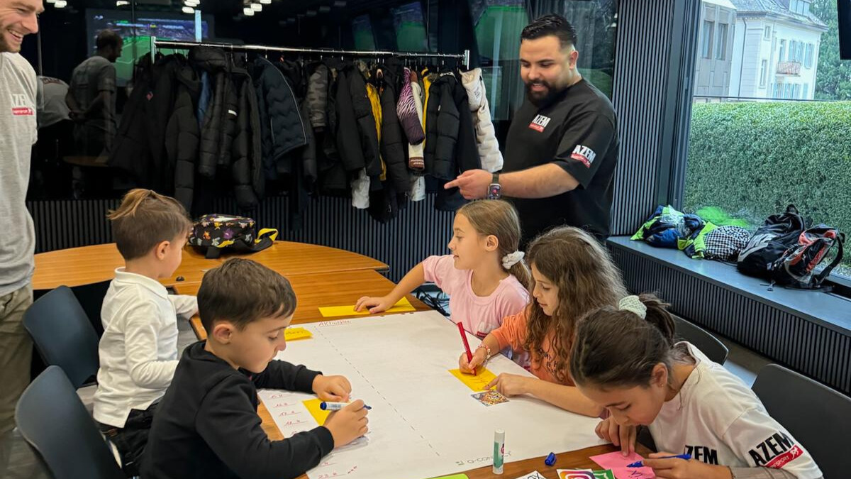 Kinder beim Malen und Basteln mit AZEM Trainern in der Sportpause | AZEM KAMPFSPORT