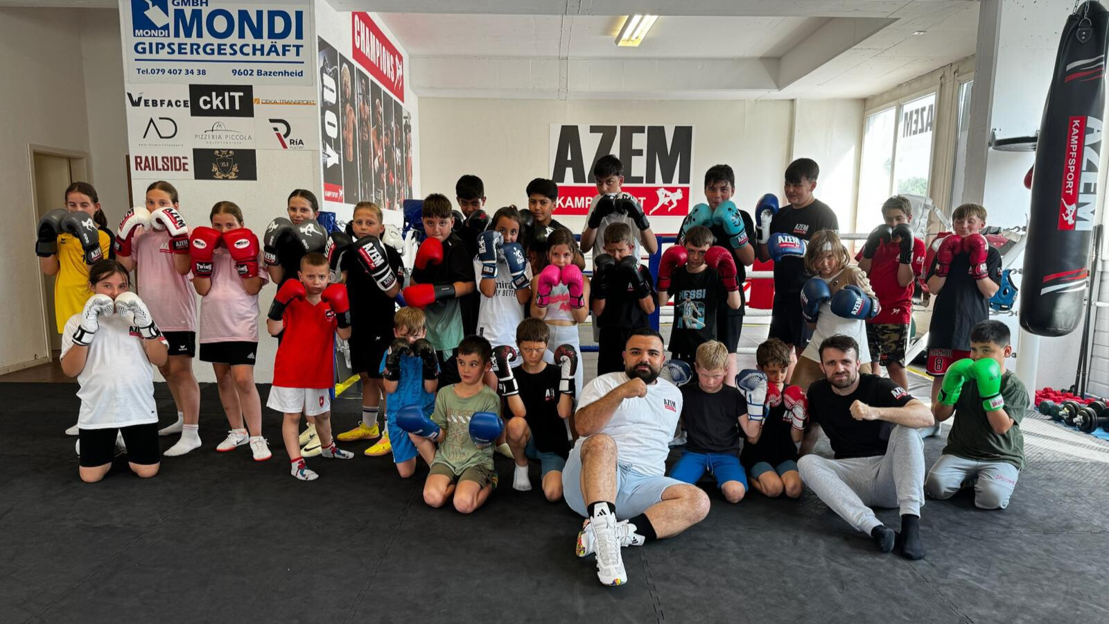 Motivierte Kindergruppe mit Trainern im AZEM Gym | AZEM KAMPFSPORT
