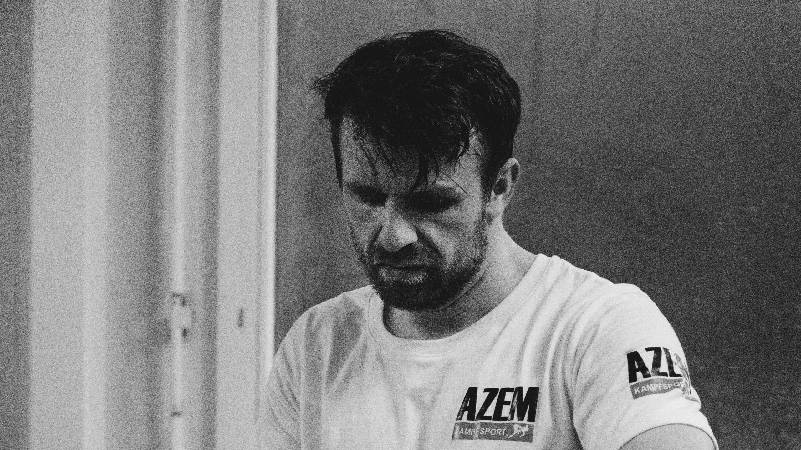 Meriton Ceka bindet weisse Boxbandagen vor dem Training | Azem Kampfsport