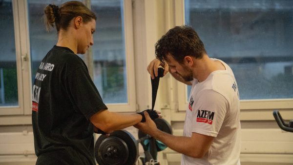 Meriton Ceka legt Handbandagen bei einer Boxerin an | Azem Kampfsport