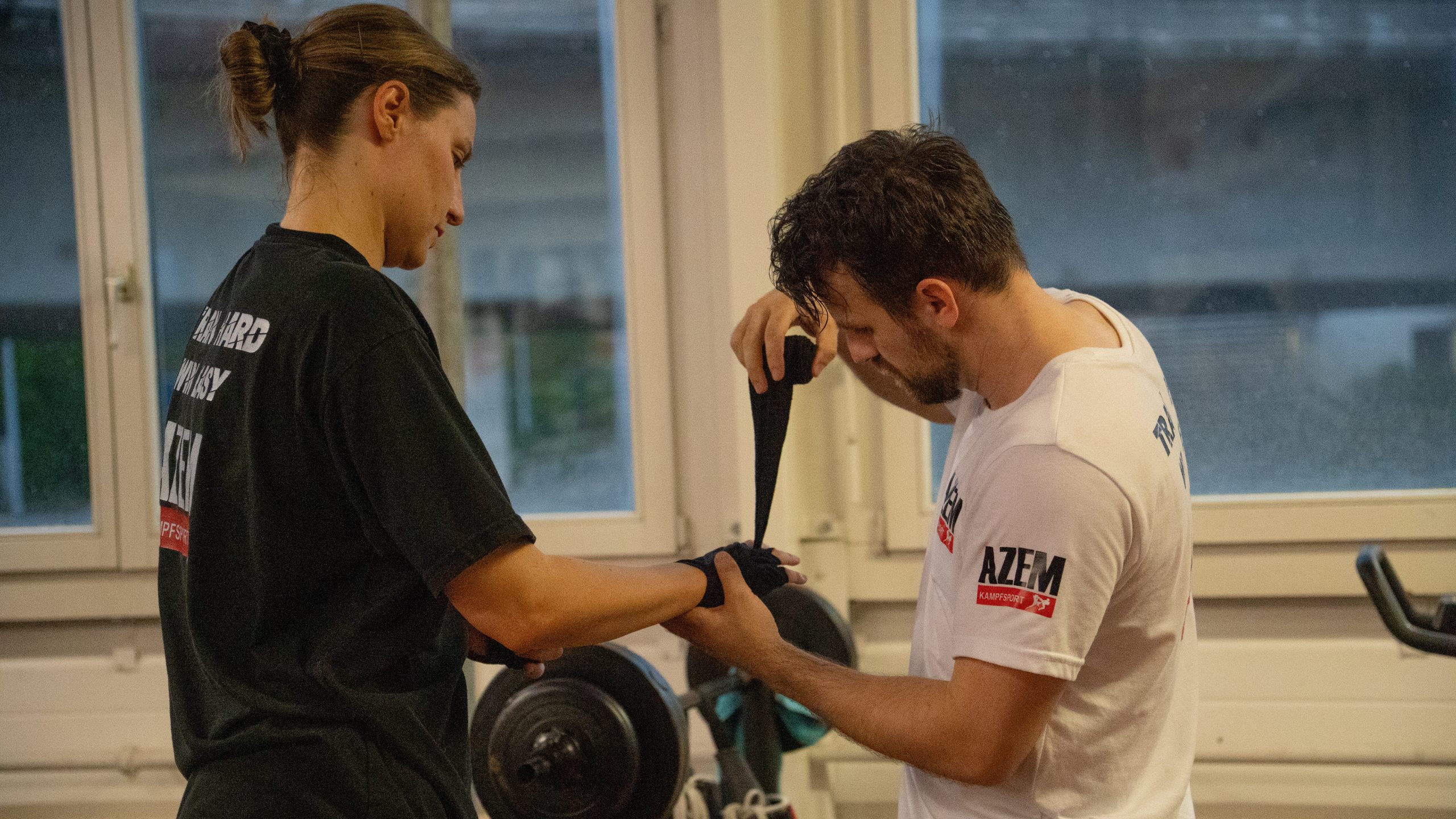 Meriton Ceka legt Handbandagen bei einer Boxerin an | Azem Kampfsport