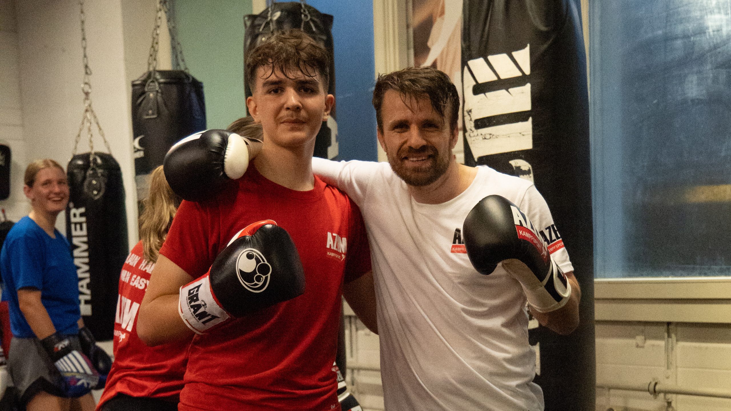 Meriton Ceka posiert mit jungem Boxer nach dem Training | Azem Kampfsport