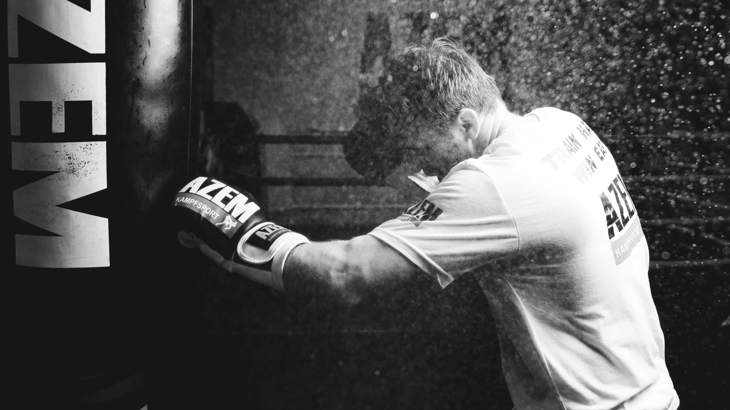 Meriton Ceka trifft den Boxsack mit voller Kraft von hinten | Azem Kampfsport