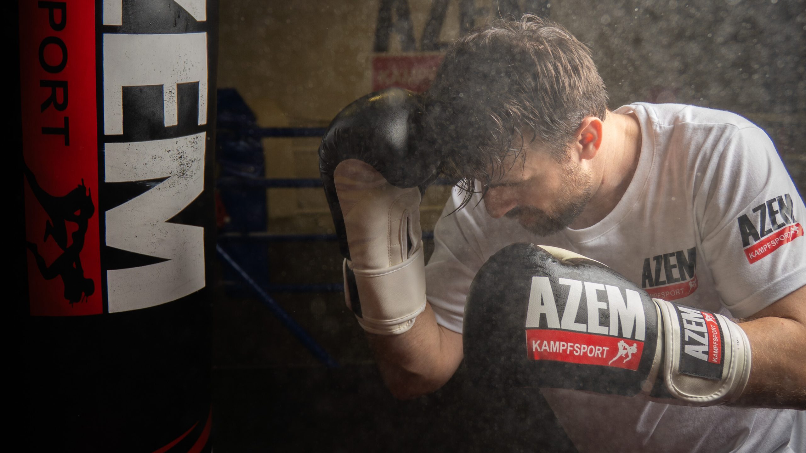 Meriton Ceka in Deckung vor dem Schlag am Boxsack | Azem Kampfsport